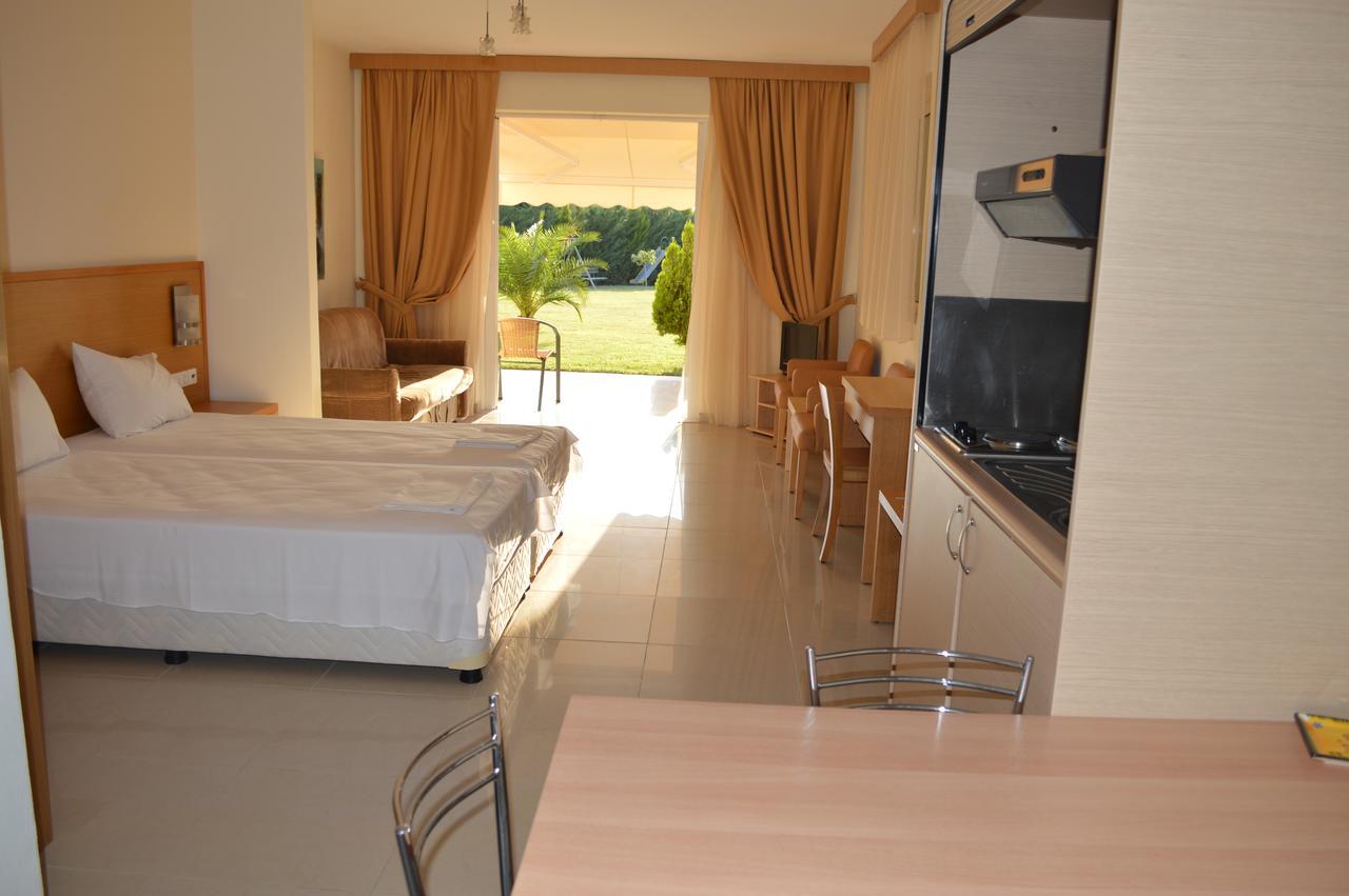 Alex House Aparthotel Zacharo Exterior foto
